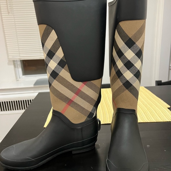 Burberry boots size 37 - Picture 2 of 3